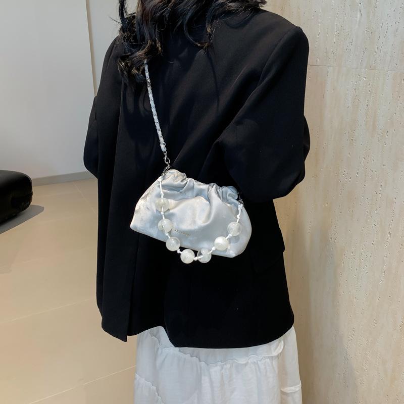 2025 Årets populära och fashionabla damers pärlsmå väskor vår nya mångsidiga enkel axel röda kuvert