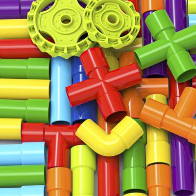 Bauen durch Verbinden von Wasserleitungen mit Bausteinen DIY-Spielzeug