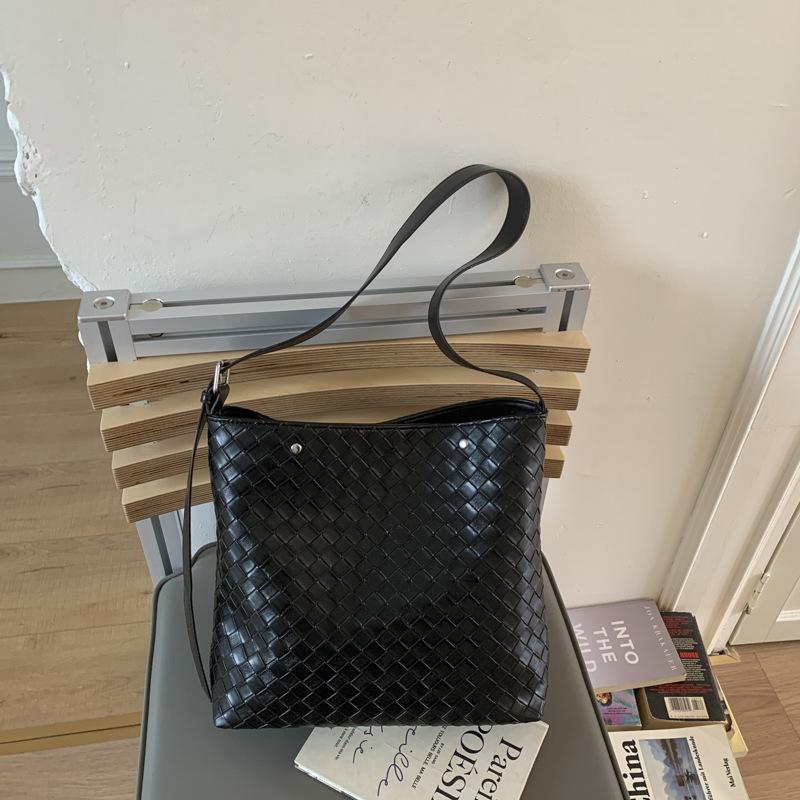 

Large capacity woven pattern tote bag women s new retro versatile shoulder messenger bag niche commuter bag