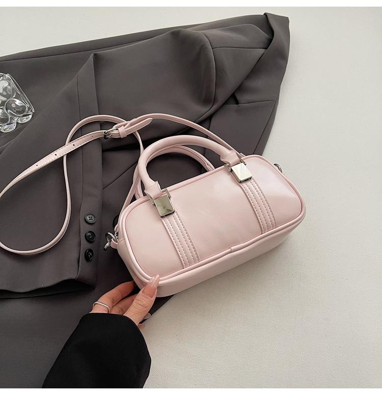 

Корейская версия модной маленькой квадратной сумки для ручной носки 2025 весна новая простая повседневная сумка через плечо с высоким чувством универсальная сумка-мессенджер