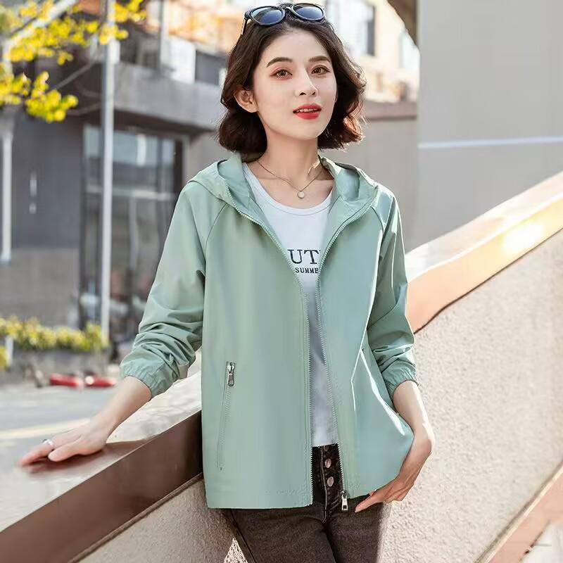 Women's Korean-Style Hooded Windbreaker - Casual, Loose-Fit, Windproof Jacket for Spring & Autumn.