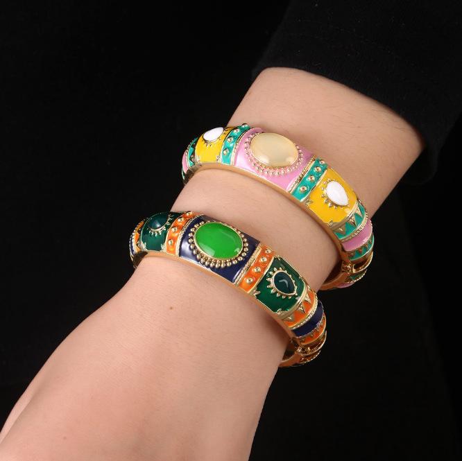 Elegante Bracciale Aperto a Contrasto di Colore per Donne Stilose
