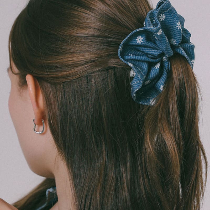 

Дж.Лорен Джинсовая резинка для волос с цветком H01356 Light denim