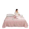 Klasická přikrývka s měkkým potištěným plyšovým přehozem s vysokou gramáží, útulná a rozmazaná, akvarelová kostkovaná tvářenka
