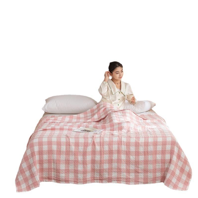 Klasická přikrývka s měkkým potištěným plyšovým přehozem s vysokou gramáží, útulná a rozmazaná, akvarelová kostkovaná tvářenka