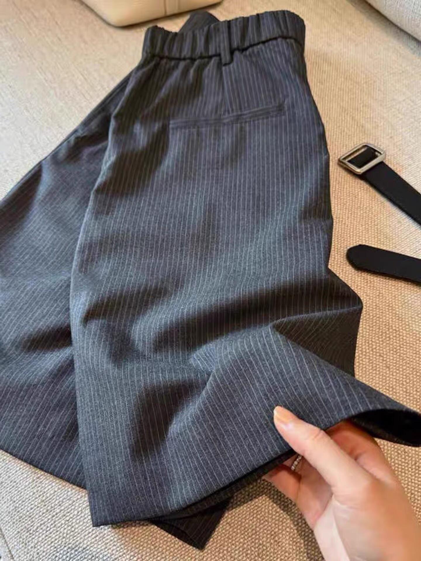 

Premium Old Money Grey Striped High-Waisted Capri Pants - Spring 2026. Sophisticated, hip-covering, slimming mid-length design. Small серый