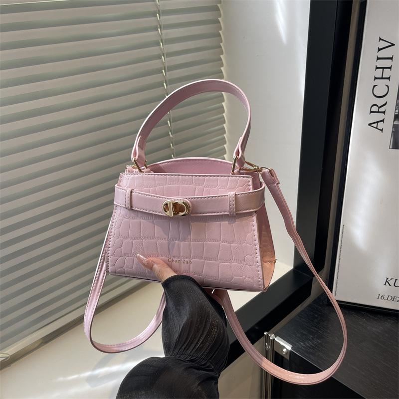 

High-end small square bag women s new fashion shoulder bag casual commuter shoulder bag simple temperament розовый