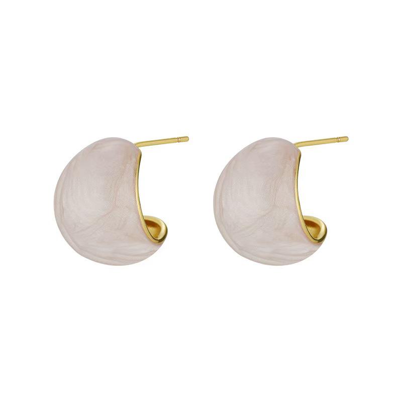 Elegant Retro Autumn/Winter White Stud Earrings: Luxurious, Fashionable, and Versatile Design
