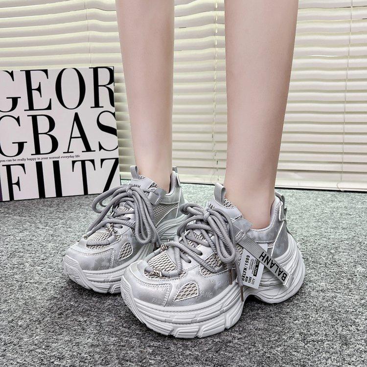 

Европейские популярные универсальные дышащие кроссовки для папы женские 2025 весна и лето новые маленькие на толстой подошве увеличивающие рост повседневные спортивные кроссовки 40 серый