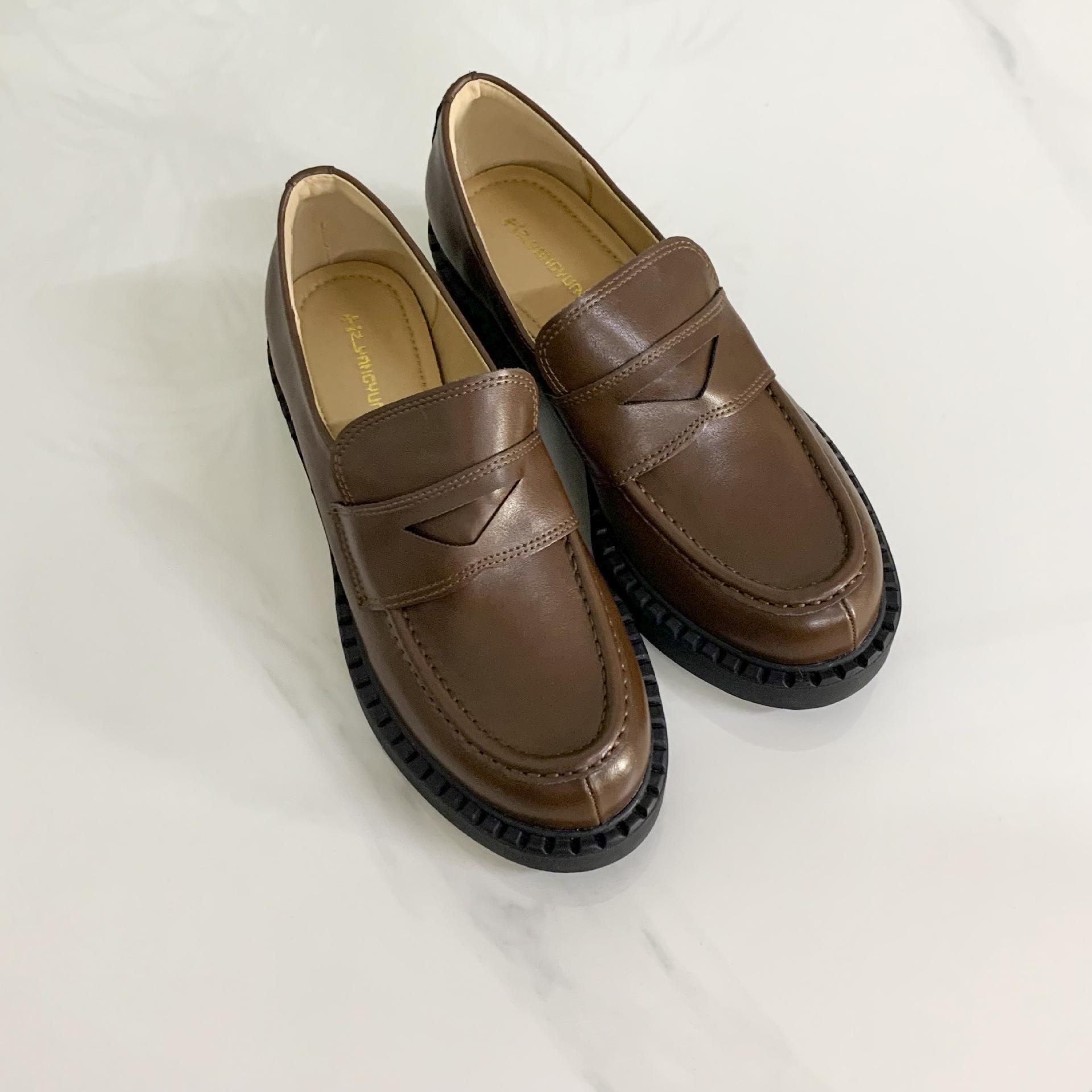 

Он будет отправлен с места в считанные секунды! У Ван Сяоду такие же кожаные лоферы на толстом каблуке, платформа шина из коровьей кожи, и маленькие кожаные туфли для通勤 40