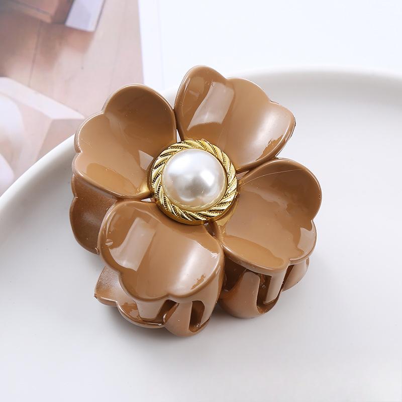 A Large, Stylish Hairpin for The Back of The Head with An Egg Flower and Pearl Hairpin