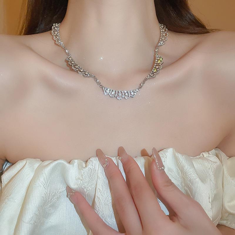 Elegancki naszyjnik z koronką w kształcie łzy wysadzany diamentami - Minimalistyczny luksus dla kobiet