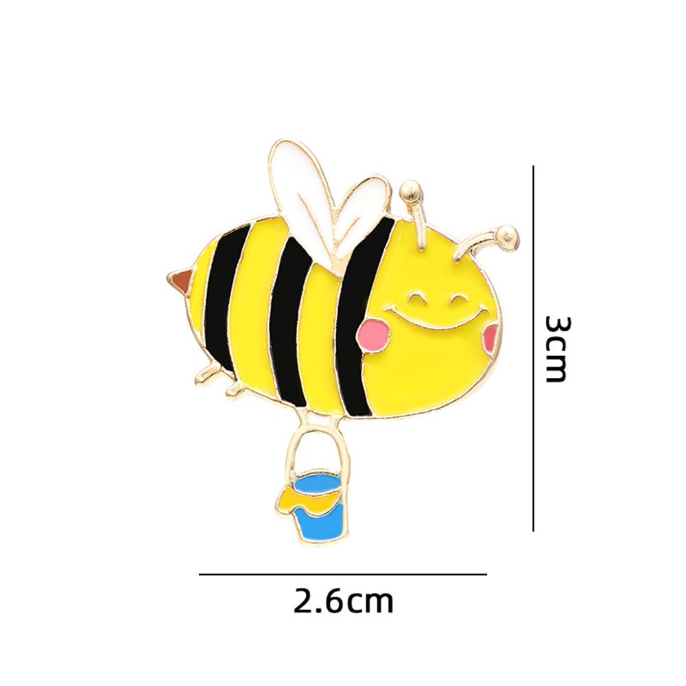 Cartoon Insect Bee Brooch for Girls Friends Cute Funny Bees Collect Nectar Enamel Pins Custom Backpack Lapel Badge Jewelry Gifts