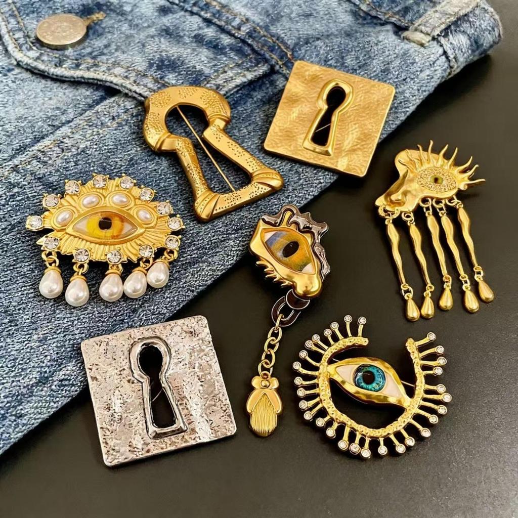 British Style Metal Eyeglasses Brooch - Unisex Retro Woolen Coat Accessory for Women