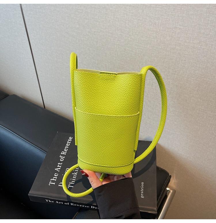 

Simple small square bag women s 2025 summer new Korean version fashion fashion high sense mobile phone bag niche design messenger bag зелёный