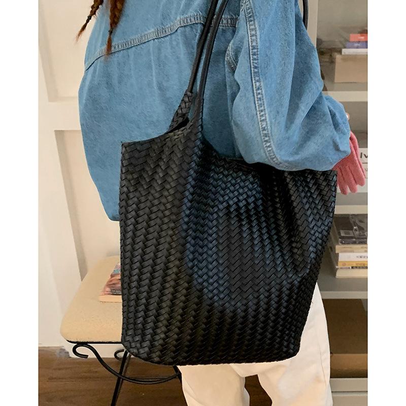 Retro Large-capacity Underarm Commuter Bag, Women's Bag, Versatile Bucket Bag, Simple Shoulder Bag
