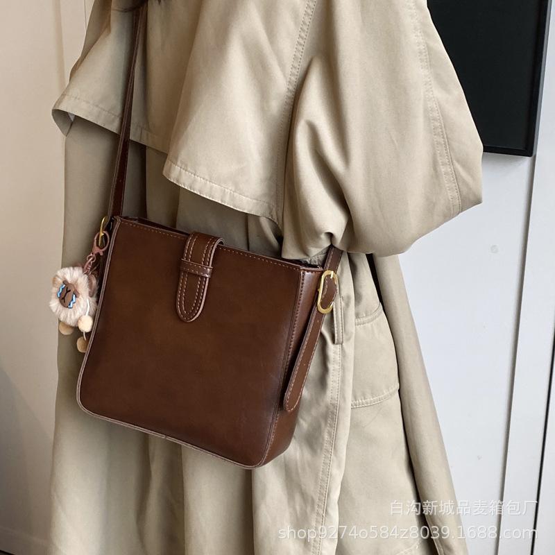Korean version niche design retro soft leather bucket bag women's 2025 new trendy simple large-capacity shoulder messenger bag