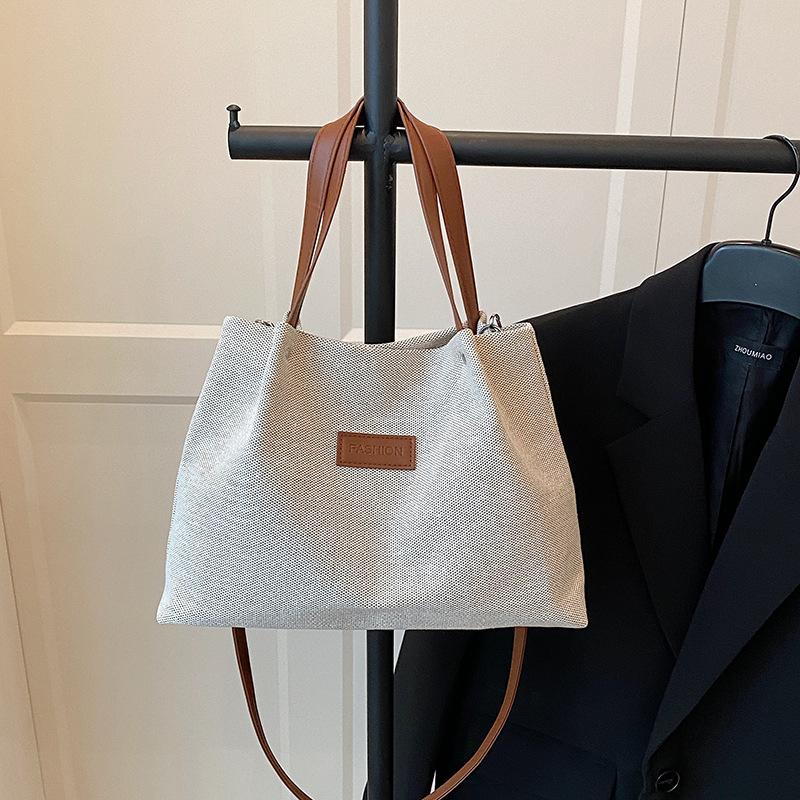 

Повседневная весенняя наплечная сумка большой вместимости 2025 новая простая и модная однотонная сумка под мышкой контрастного цвета сумка-тоут