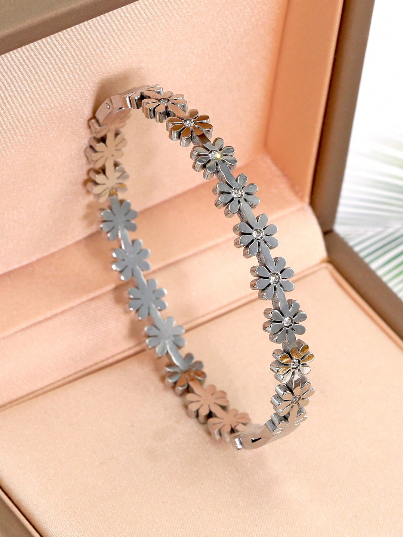 

Fashionable Stainless Steel Daisy & Zirconia Bracelet, Suitable For Women s Party, Daily Wear, Classic Floral Design Wrist Jewelry Gift 1 Piece Width 8mm