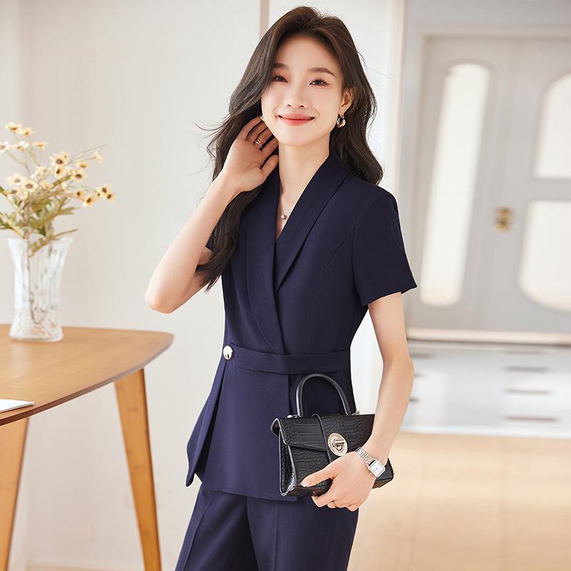 Set Costum Profesional de Vară pentru Femei – Ideal pentru Recepția Hotelului, Magazine de Bijuterii, Saloane de Frumusețe