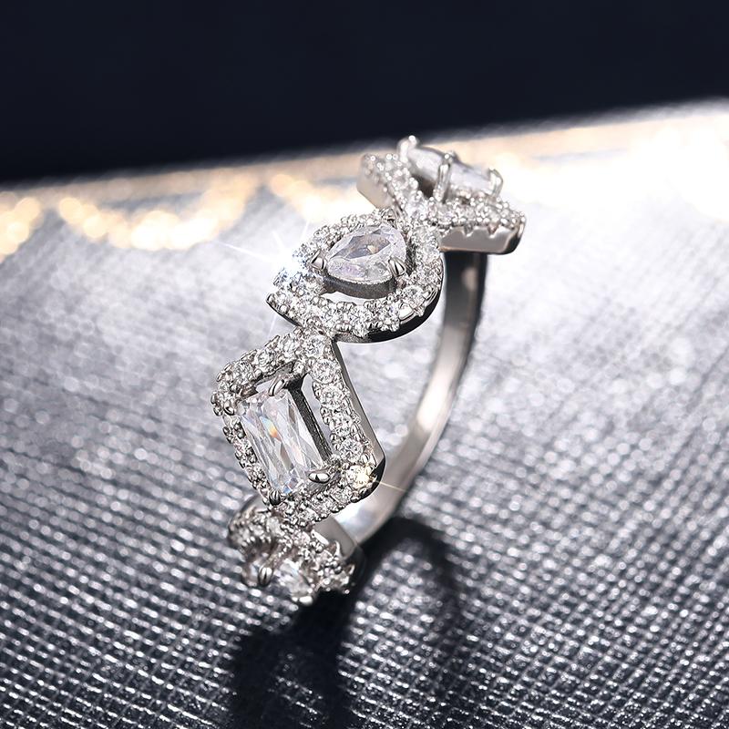 Huitan Mode Design Geometrischer Zirkonia Fingerring für Damen Luxuriöser Trendiger Ehering Zubehör Bling CZ Zirkon