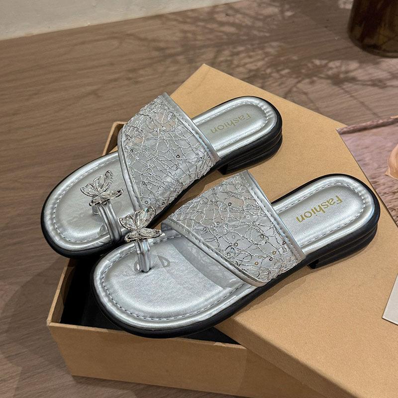 

Красивый комплект тапочек для женщин, летняя верхняя одежда, мода 2025, новые универсальные туфли с толстым дном, стразы с юбками, пляжные классные тапочки 40 серебряный