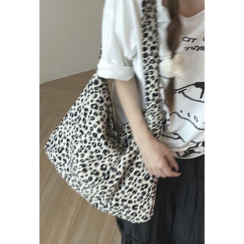 Niche fashion leopard print canvas bag women s 2025 new Korean tote bag versatile large-capacity shoulder bucket bag