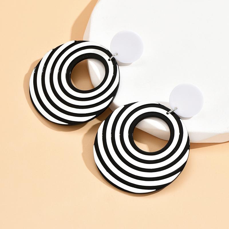 

Fashion Exaggerated Black and White Contrast Round Oval Earrings for Women Simple Hollow Statement Acrylic Earrings Jewelry