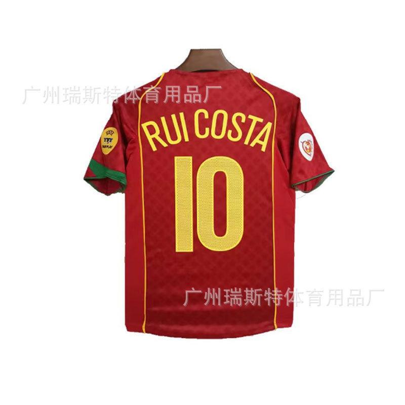 Bei der Europameisterschaft 2004 sind Portugals Cristiano Ronaldo, Figo, Rui, Costa Peperonaldo und Vintage-Trikots vielseitig
