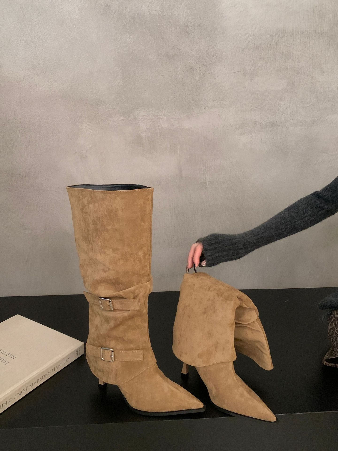 

2025 осень и зима новая корейская версия высокий голенище тонкий каблук острый носок два способа носки модные ботильоны чехол для ботинок 39