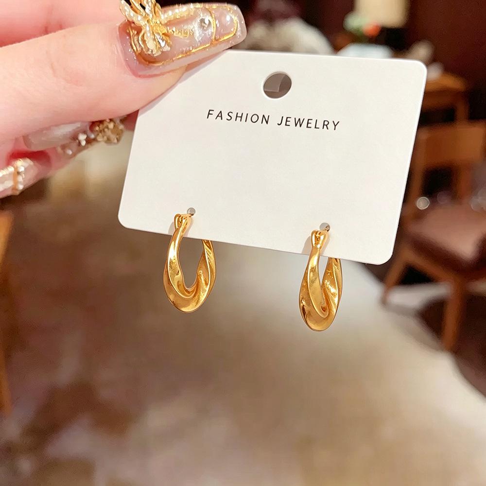 Stylish U-Shaped Twisted Hollow Earrings for Women - Elegant, Versatile Design for Everyday Wear