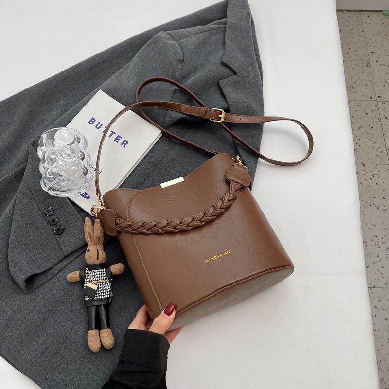 

This year s popular bag women s large capacity 2025 new trendy versatile shoulder messenger bag autumn and winter fashion bucket bag no pendant коричневый