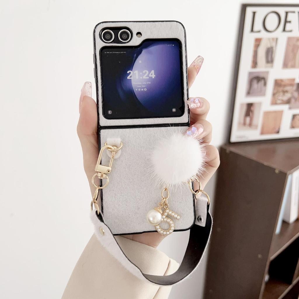 Capa de Celular Samsung Z Flip Pelo de Vison com Bola de Pelúcia DIY para Modelos 3-7