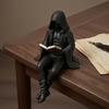 Statua di Uomo con Veste che Legge Mistero Gotico Statuetta Lettura Fantasy Veste Nera Scultura Seduta per Decorazione Libreria Scrivania di Halloween