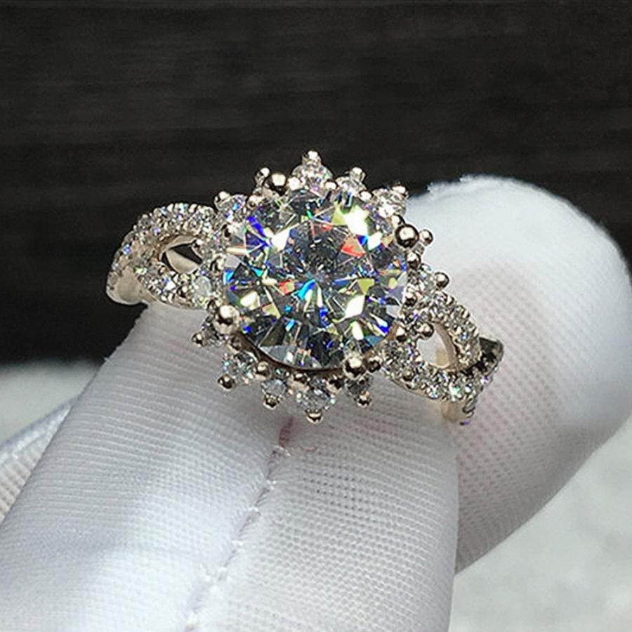 Luxurious silver or gold synthetic cubic zirconia engagement ring Elegant Ladies' Decorative Wedding Jewelry Perfect Valentine's Day Gift