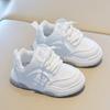 Kinder kleine weiße Schuhe 2025 Frühling und Herbst neue Jungen Sportschuhe leichte Mädchen Freizeitschuhe weiche Sohle Babyschuhe Liste