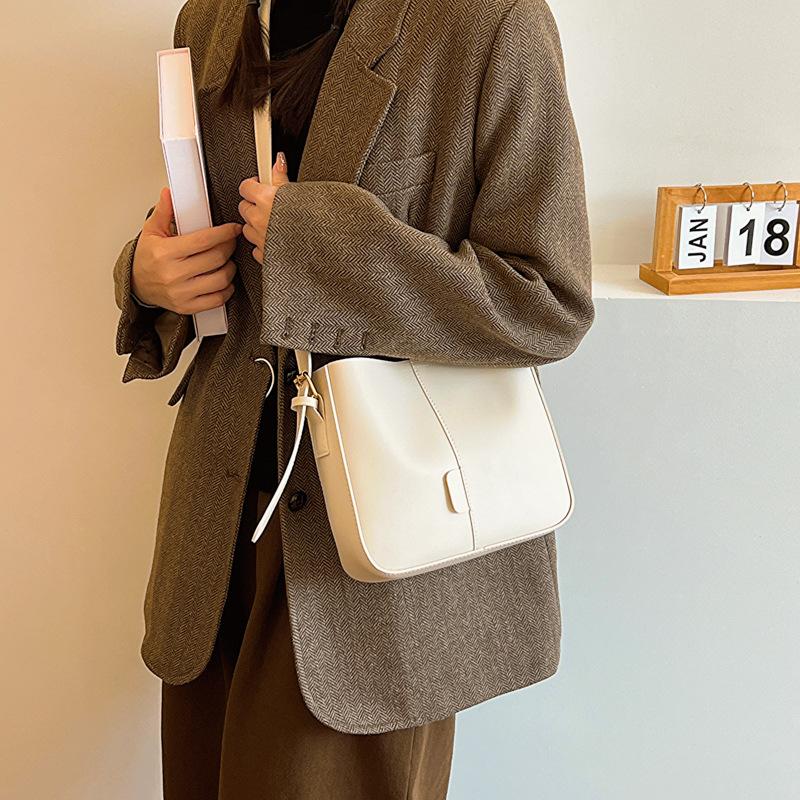 New autumn and winter fashion and leisure 2025 retro solid color large capacity texture shoulder crossbody bucket women's bag