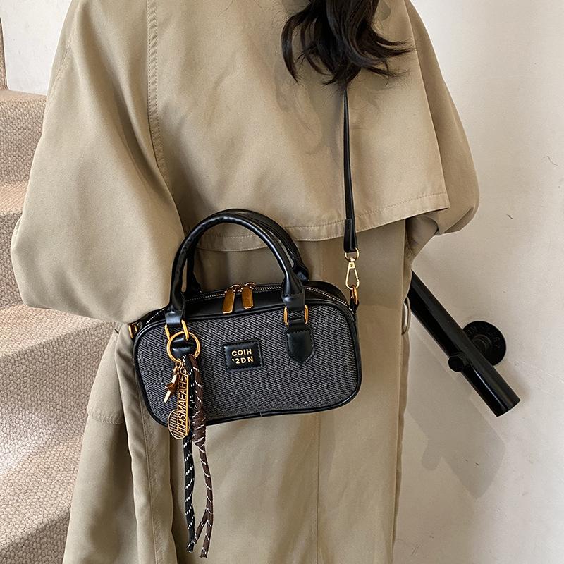 Single shoulder 2025 bowling casual retro bag niche portable winter new messenger bag women's fashion