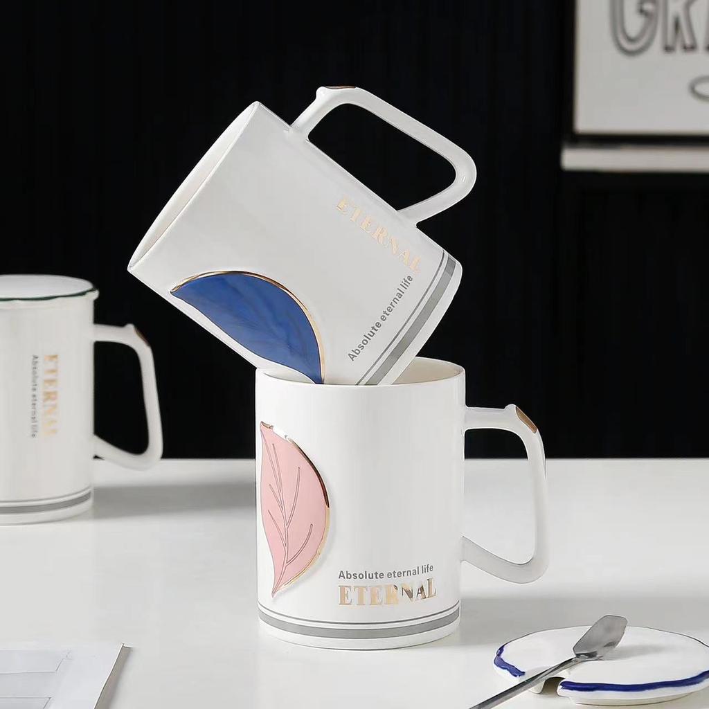 Kreative geprägte Keramiktasse mit Blattgold, Deckel und Löffel, Nachmittagstee-Kaffeetasse, Pärchenbecher, Exquisite Souvenirtasse