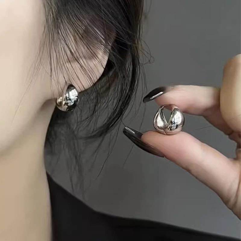 Cool and Reserved Style High-end and Niche Design Earrings with Small Ear Clasps