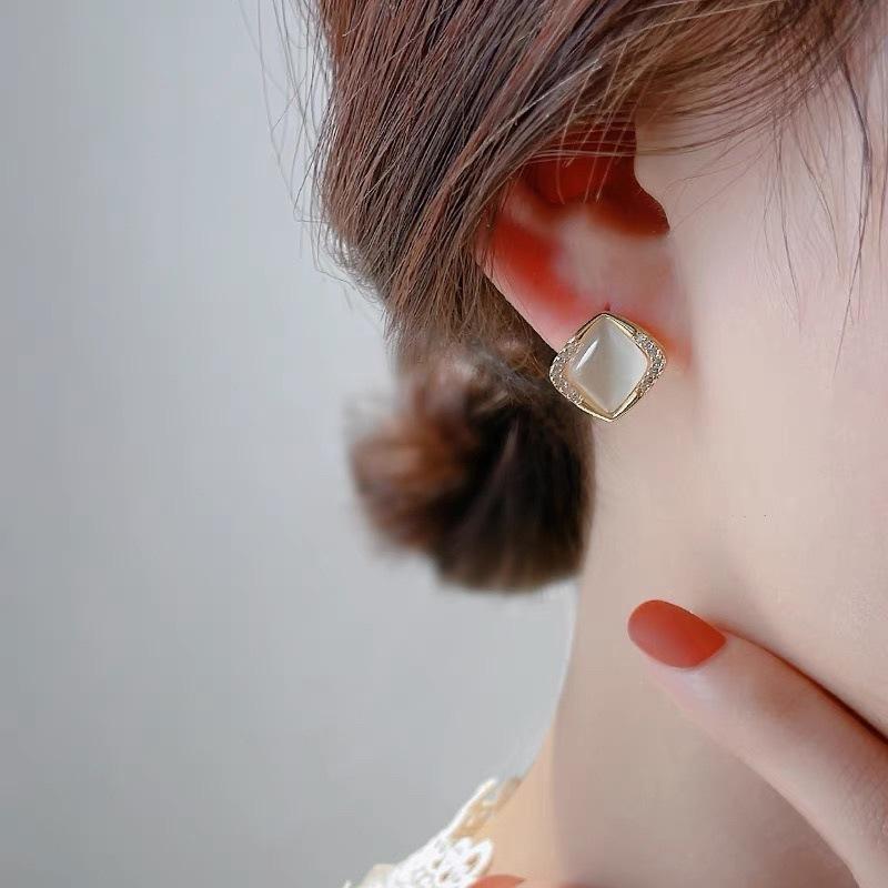 Cat Eye Stone Earrings High-end Temperament Earrings Anti-allergic Women Pure Needle Earrings Women New Hot Style Fashionable Simple