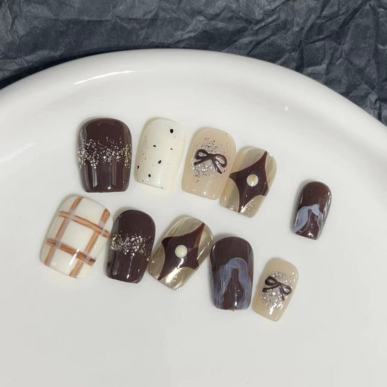 

Ношение брони Чистый ручной работы Нейл-арт Готовый патч для накладных ногтей Осенне-зимний новый стиль Коричневый цвет Белый Расписанный вручную Мультяшный Medium M