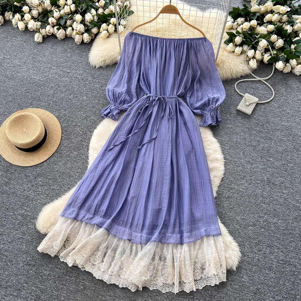 Sladké dámské šaty s výstřihem do V, dlouhými lampionovými rukávy, bandážovaným řaseným pasem, vsazovanou krajkou, volné áčkové šaty