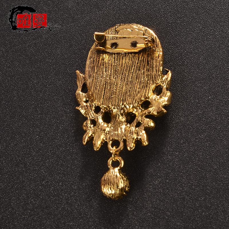Elegant Rhinestone Brooch: Timeless Corsage Pin for Sweaters and Coats