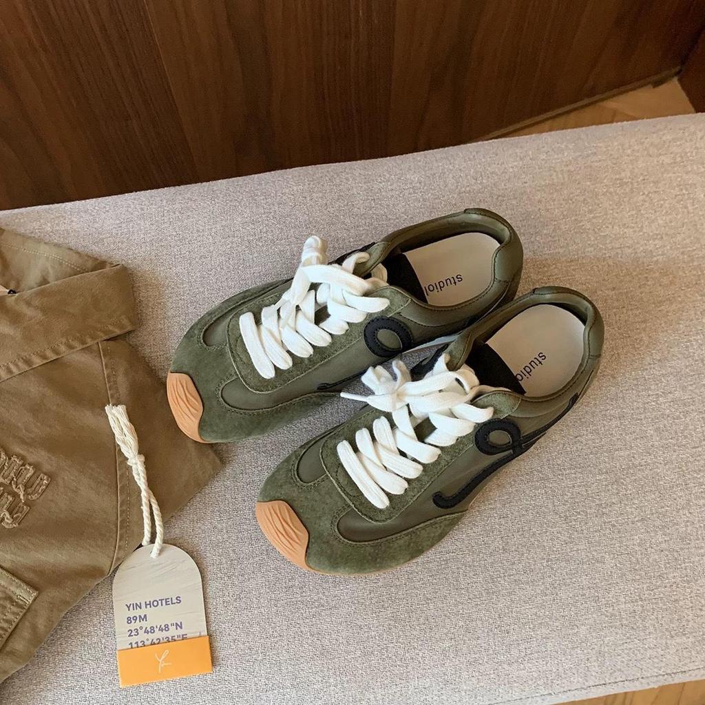 2025 Herbst Damen Retro Kuhleder Deutsche Trainer mit Asymmetrischer Zehenpartie, Innerem Absatz und Schnürdesign