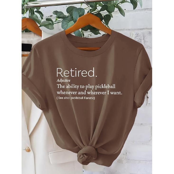 Tema Pensionamento Pickleball Chiamata in pensione in qualsiasi momento Divertimento con il Pickleball Stampa testuale alla moda Stile retrò Camicia a maniche corte da donna Casual per primavera ed estate