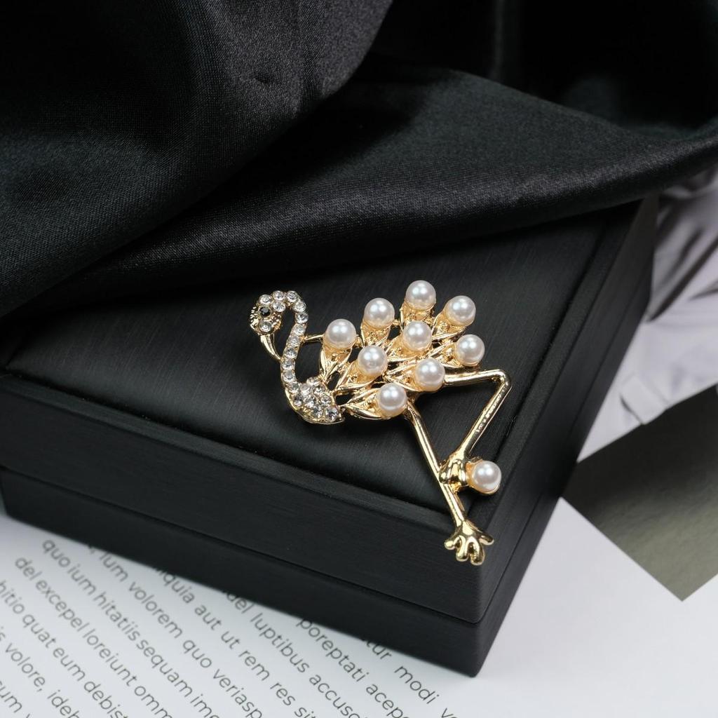 Elegant Versatile Light Luxury Corsage Brooch with Niche Design - Anti-Exposure Pin