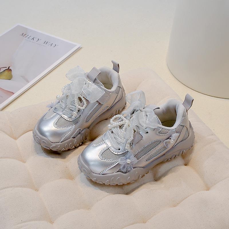 

Спортивная обувь для девочек-принцесс, нескользящая, с цветами, сеткой, кружевом и бантом, детские кроссовки для бега, дышащие, новинка 2025 года, детская повседневная обувь, милая 26 серебряный