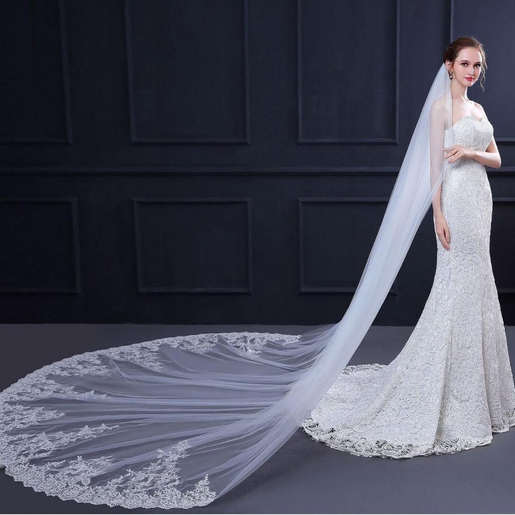 Nádherné krajkové svatební šaty s 3metrovou vlečkou a flitry