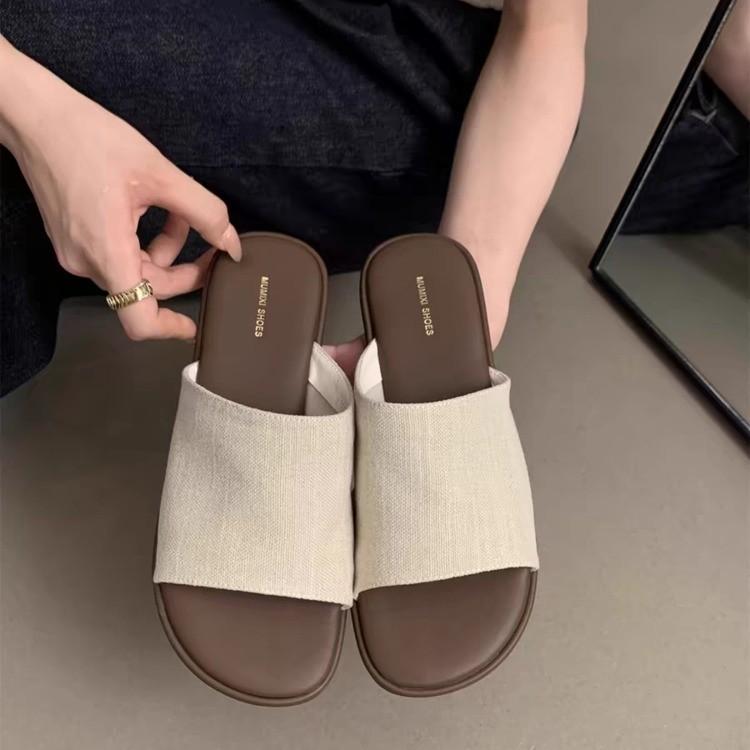 

French plus size flat retro casual slippers for women to wear in summer 2025 new resort beach sandals 35
